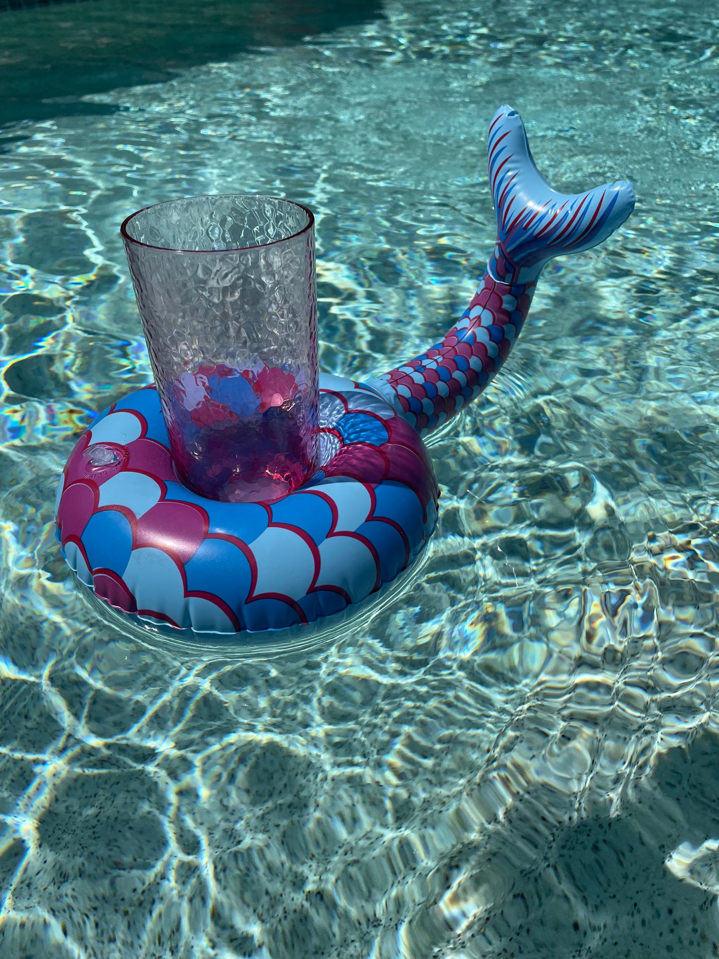 Inflatable drink holder float for pool parties